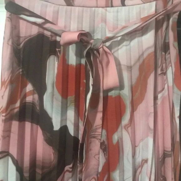 Fate and Becker Pleated MIDI Skirt - Picture 2 of 5